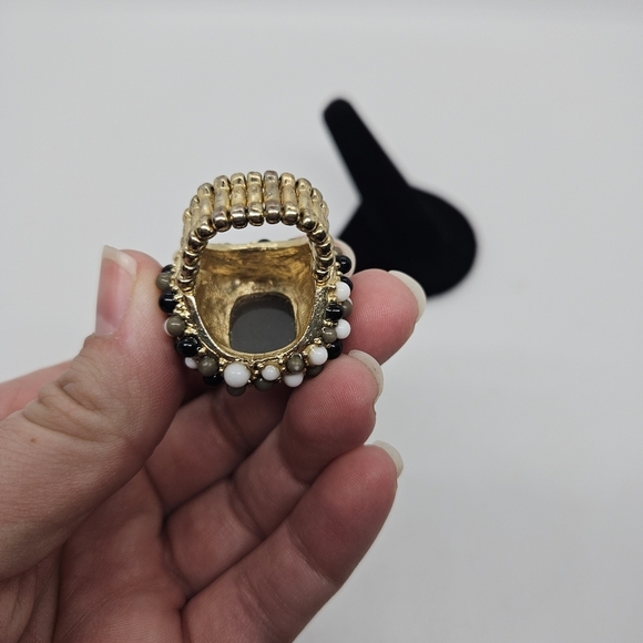 large stretch ring with gray-green cabochon and small black and white balls - Picture 3 of 5